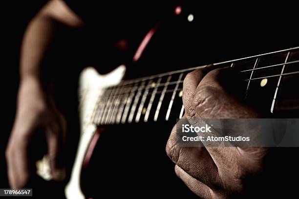 Spielt Gitarre Stockfoto und mehr Bilder von Bewegung - Bewegung, Elektrogitarre, Gitarrist