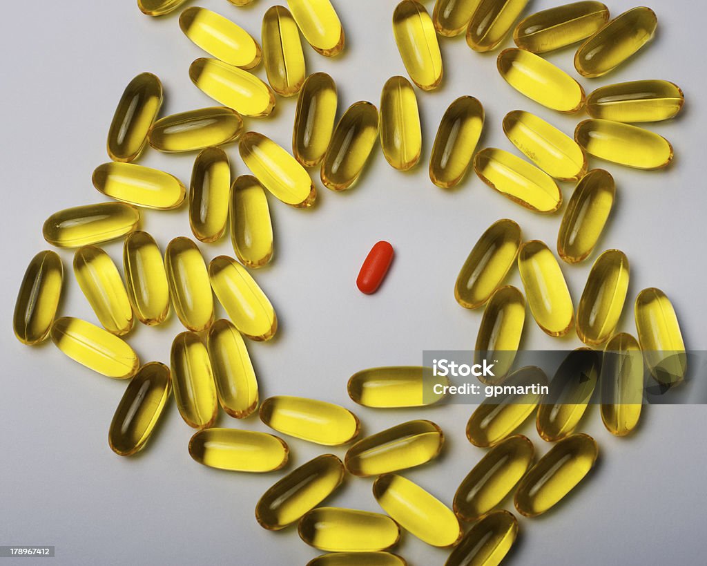 Желтый капсулы макро- и один оранжевый таблетка в центре - Стоковые фото Без людей роялти-фри