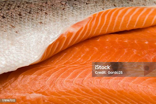Świeżego Łosoś - zdjęcia stockowe i więcej obrazów Ryba - Ryba, Surowy - Sposób przygotowania jedzenia, Bez ludzi