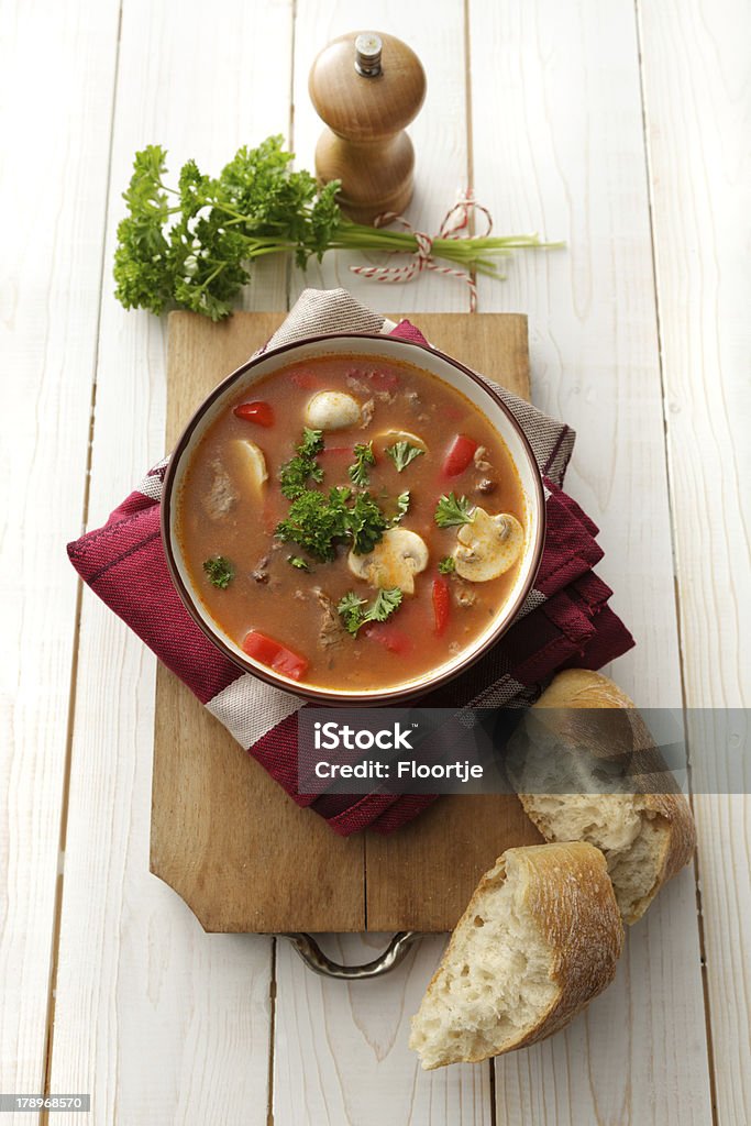 Sopa de imágenes fijas: Estofado de carne húngaro - Foto de stock de Estofado de carne húngaro con verduras y paprika libre de derechos