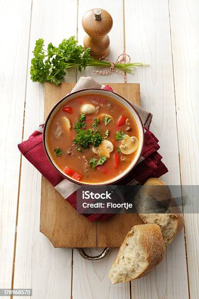 Sopa De Imágenes Fijas Estofado De Carne Húngaro Foto de stock y más banco de imágenes de Estofado de carne húngaro con verduras y paprika - Estofado de carne húngaro con verduras y paprika, Sopa, Ajo