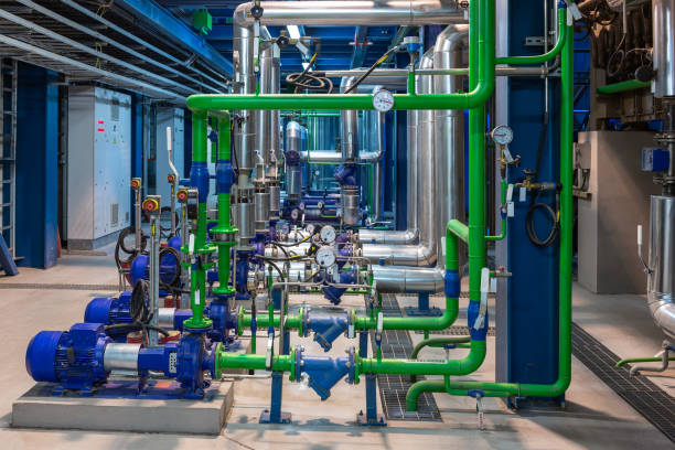 dampfkessel-wasserpumpen in einem biobrennstoff-blockheizkraftwerk - conrtol valve stock-fotos und bilder