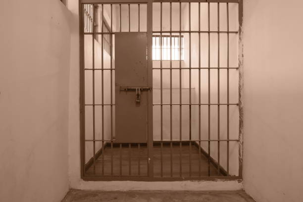 une prison terrible. - alcatraz island prison penitentiary officer photos et images de collection