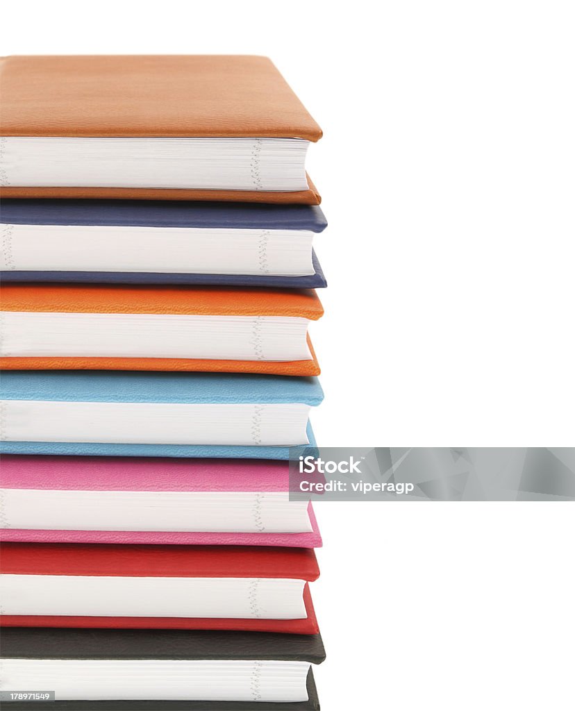 Pila di libri colorati isolato su bianco - Foto stock royalty-free di Biblioteca