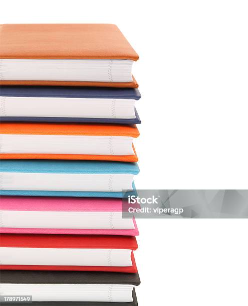Pila Di Libri Colorati Isolato Su Bianco - Fotografie stock e altre immagini di Biblioteca - Biblioteca, Collezione, Composizione verticale