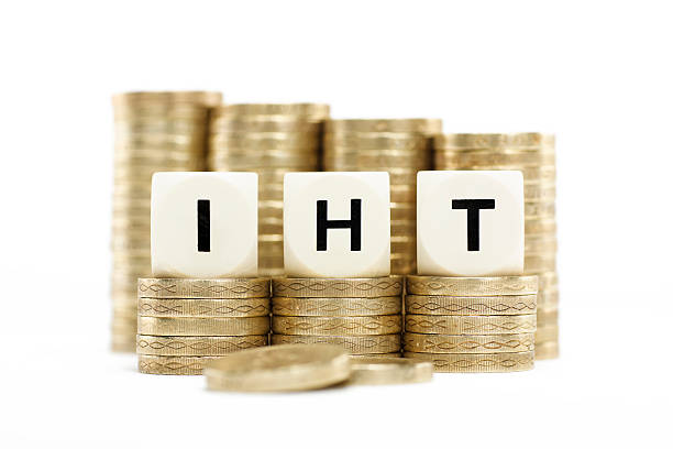 iht (наследования налог) в золотые монеты на белом фоне - inheritance tax стоковые фото и изображения
