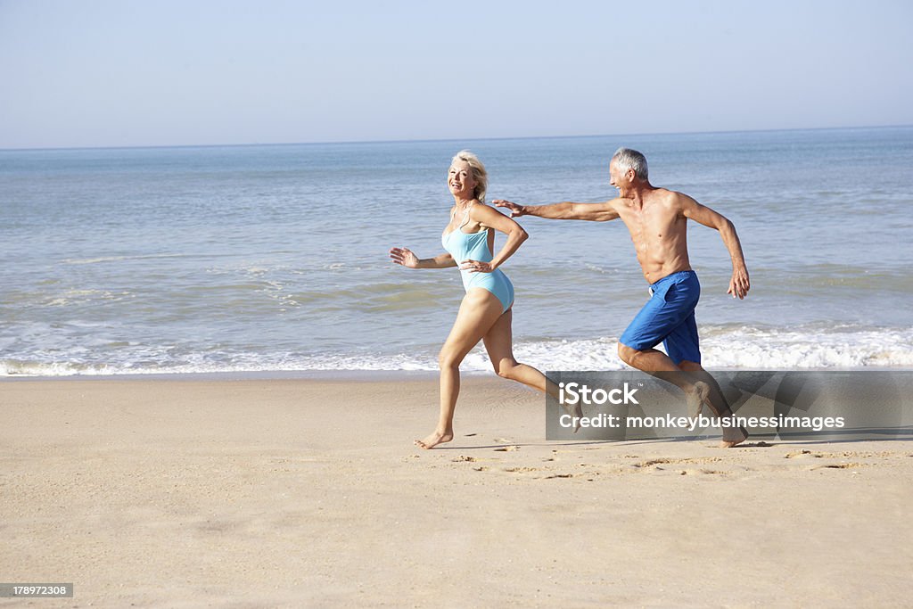 Altes Paar Laufen am Strand - Lizenzfrei Strand Stock-Foto