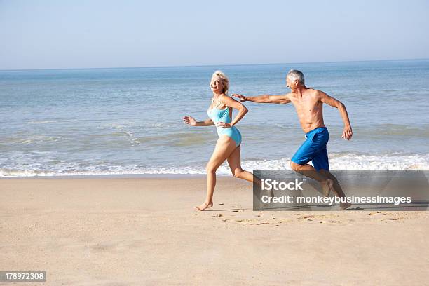 Altes Paar Laufen Am Strand Stockfoto und mehr Bilder von Strand - Strand, Fitnesstraining, Alter Erwachsener