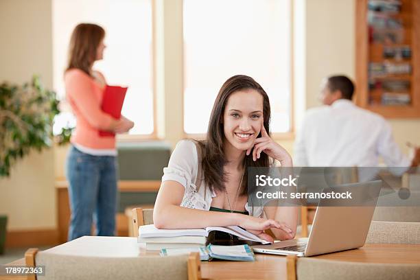 Foto de Retrato De Estudante Universitário e mais fotos de stock de Adolescente - Adolescente, Aprender, Biblioteca