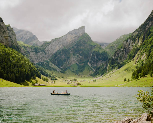 famiglia in barca sul lago seealpsee nelle alpi svizzere - switzerland european alps mountain alpenglow foto e immagini stock