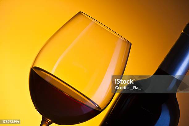 Vetro E Bottiglia Di Vino - Fotografie stock e altre immagini di Alchol - Alchol, Bar, Bere