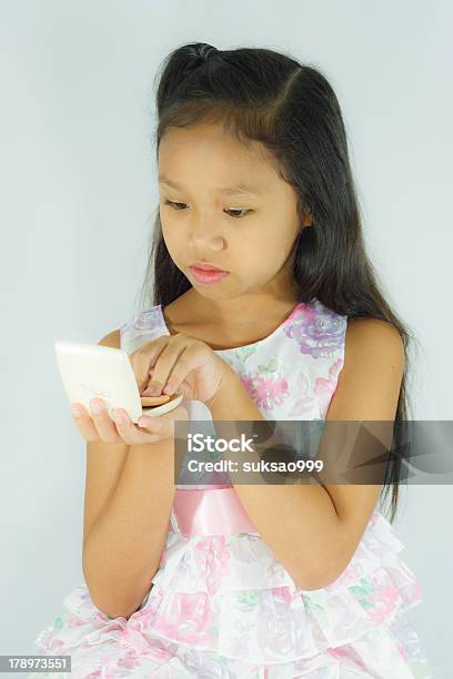 Bambino In Polvere Di Trucco - Fotografie stock e altre immagini di Bambine femmine - Bambine femmine, Bambino, Bellezza