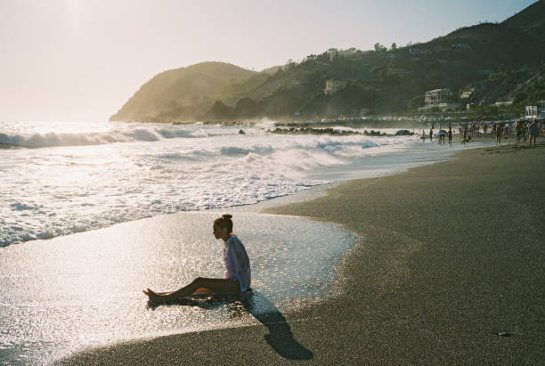 beztroska nastolatka spacerująca po plaży - celuloid zdjęcia i obrazy z banku zdjęć