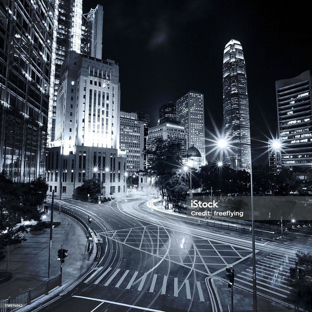 Carro em movimento com blur luz pela cidade à noite - Foto de stock de Acender royalty-free