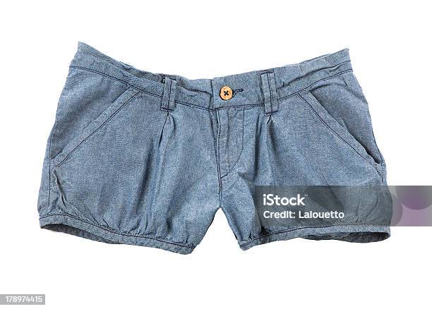 Photo libre de droit de Short En Denim Avec Boutons En Bois banque d'images et plus d'images libres de droit de A la mode - A la mode, Bleu, Bouton - Mercerie