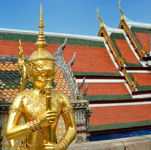 golden guard a bangkok - wat thailand demon tourism foto e immagini stock