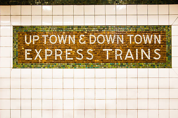 ferroviaria di new york city - subway station subway train new york city people foto e immagini stock