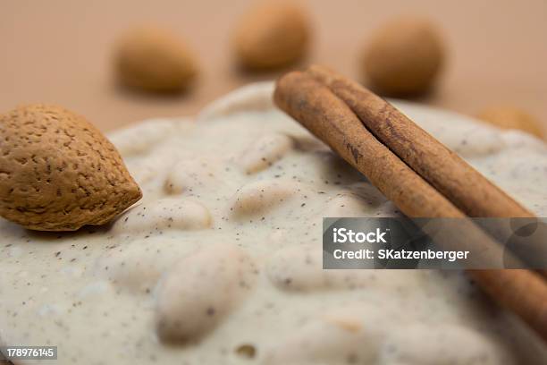 De Chocolate Foto de stock y más banco de imágenes de Alimento - Alimento, Almendra, Canela - Especia