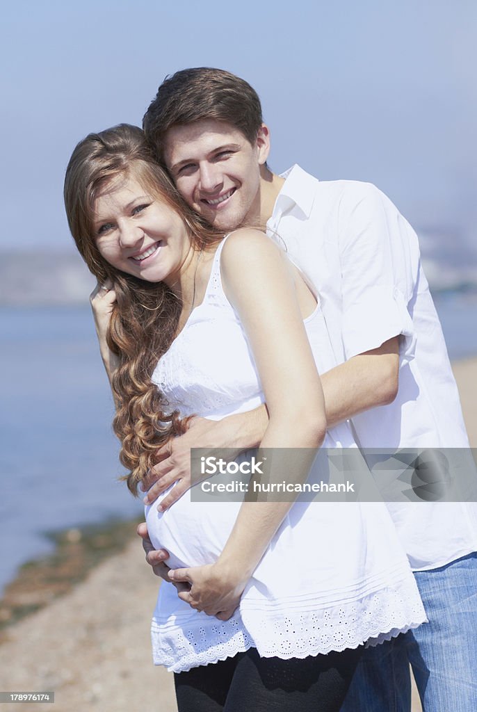 Heureuse jeune fille enceinte et son mari passionné de - Photo de Abdomen libre de droits