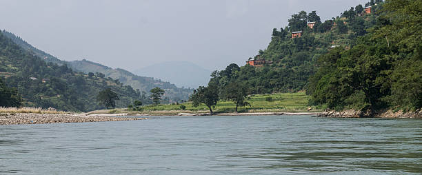 rivière au soleil koshi, népal - runnel photos et images de collection