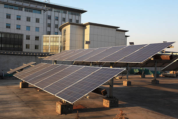uso de plantas de energía solar en el tejado de los edificios - solar collector fotos fotografías e imágenes de stock