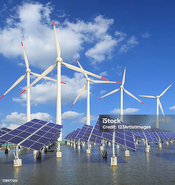 Energía Solar Panels Y La Turbina De Viento Foto de stock y más banco de imágenes de Panel Solar - Panel Solar, Aerogenerador, Libertad