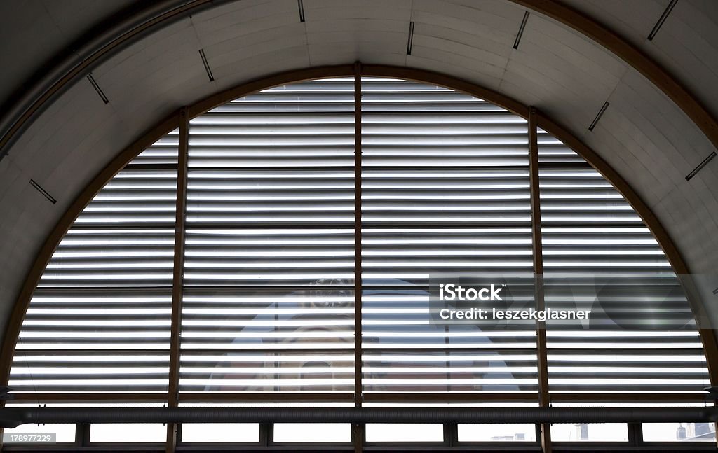 産業用の内装、大きな窓とシャターズ - ビジネスのロイヤリティフリーストックフォト