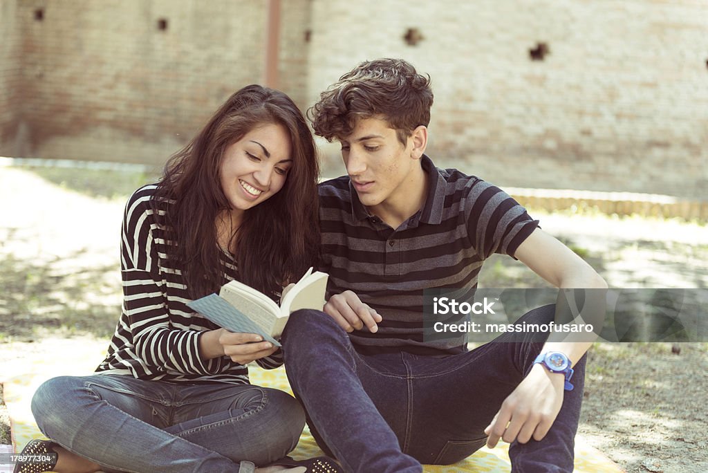 Casal Jovem ler um livro no parque - Royalty-free 20-24 Anos Foto de stock