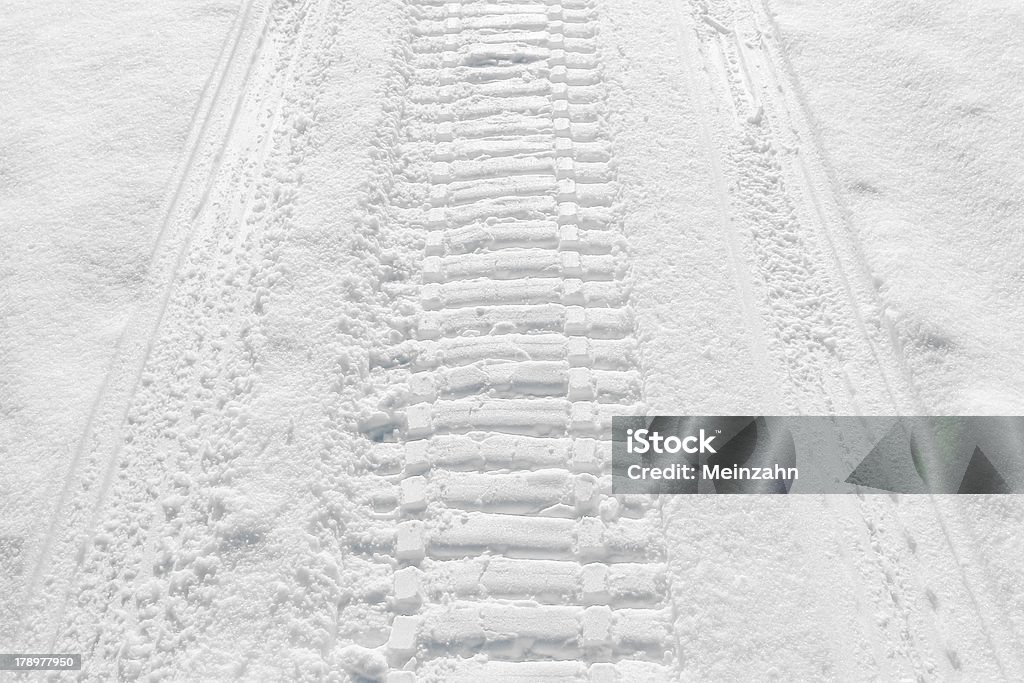 Rueda en pista de nieve fresca - Foto de stock de Aferrarse libre de derechos