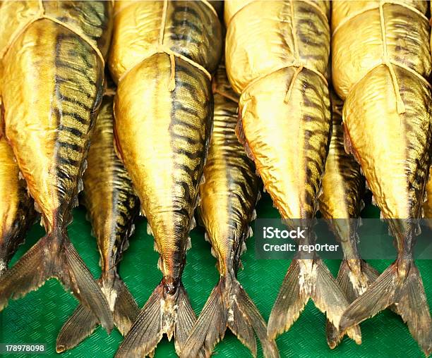 Pesce Affumicato - Fotografie stock e altre immagini di Abbondanza - Abbondanza, Affari, Alimento affumicato