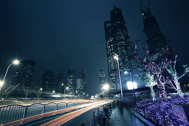 la scena del viale nel secolo di shanghai, cina. - travel urban scene blurred motion shanghai foto e immagini stock