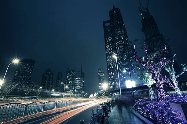ulica sceny z wieku avenue w szanghaju, chiny. - travel urban scene blurred motion shanghai zdjęcia i obrazy z banku zdjęć