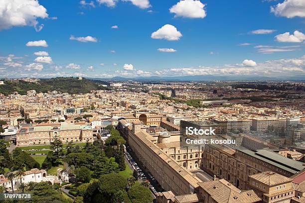 Foto de Vista Da Cidade Do Topo Da Basílica De São Pedro e mais fotos de stock de Acima - Acima, Adulação, Amarelo