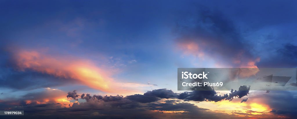 Panorama du ciel avec nuages du coucher de soleil - Photo de Bleu libre de droits