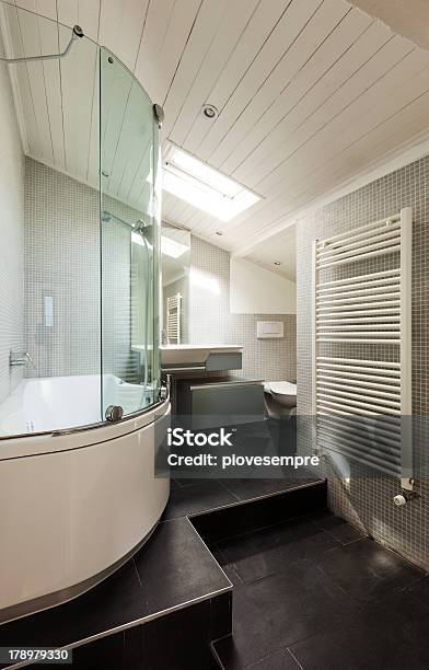 Moderne Badezimmer In Einem Alten Loft Stockfoto und mehr Bilder von Alt - Alt, Aussicht genießen, Badezimmer