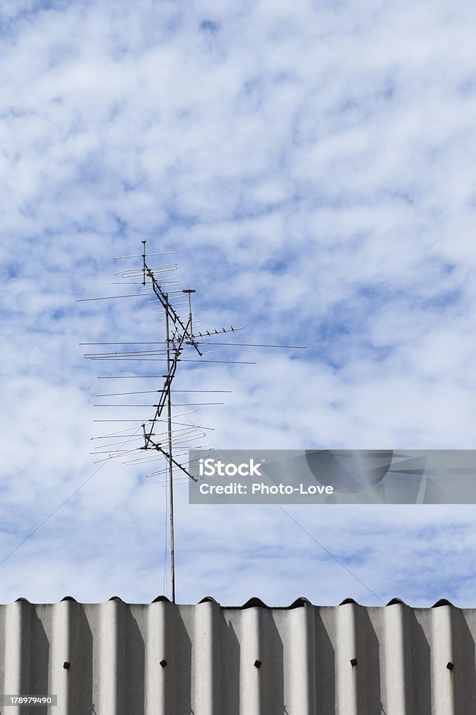 Antena meio de céu azul - Royalty-free Antena - Equipamento de Telecomunicações Foto de stock