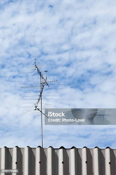 Antena Meio De Céu Azul - Fotografias de stock e mais imagens de Antena - Equipamento de Telecomunicações - Antena - Equipamento de Telecomunicações, Antena - Parte do corpo animal, Azul