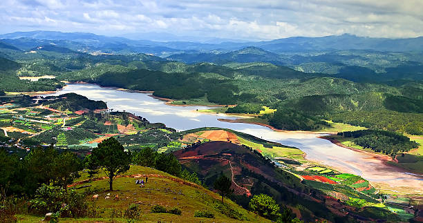 vista sobre o rio de montanha langbiang dalat, da latvietnam.kgm - columbia missouri imagens e fotografias de stock