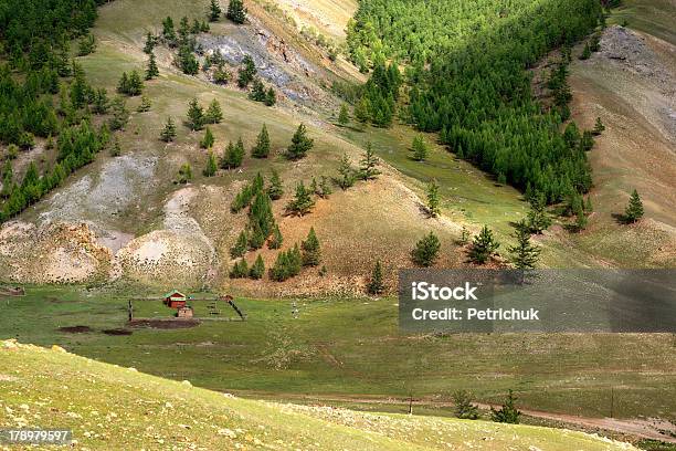 Paisaje De Montaña En Mongolia Foto de stock y más banco de imágenes de Aire libre - Aire libre, Asia, Cabaña de madera