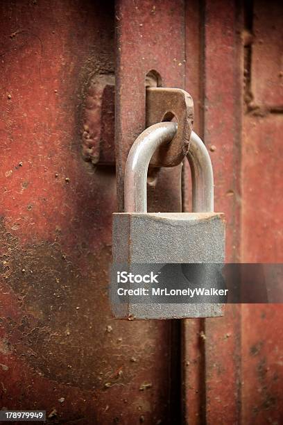 Dusty Lock Stockfoto und mehr Bilder von Abgeschiedenheit - Abgeschiedenheit, Abschließen, Ausschluss