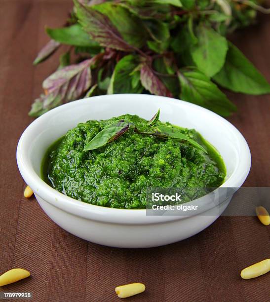 Foto de Com Molho Pesto De Manjericão Verde e mais fotos de stock de Alimentação Saudável - Alimentação Saudável, Comida, Comida e bebida