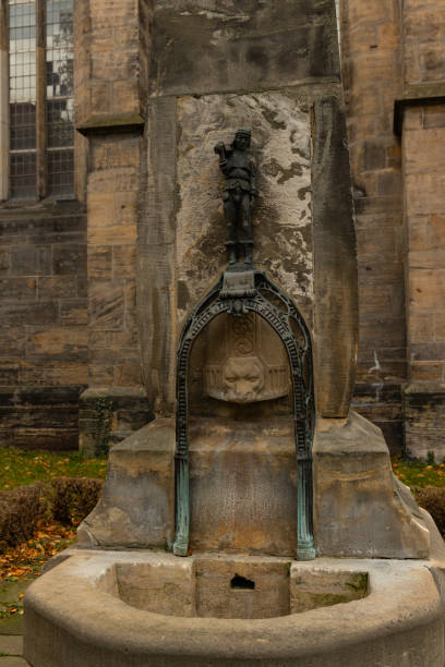 el viejo gustavo ii. fuente de adolfo de suecia frente a la iglesia de los predicadores en erfurt - gustav ii adolf fotografías e imágenes de stock