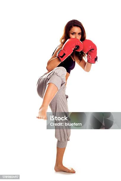 Mujer De Kickboxing Foto de stock y más banco de imágenes de 30-39 años - 30-39 años, Adulto, Adulto de mediana edad