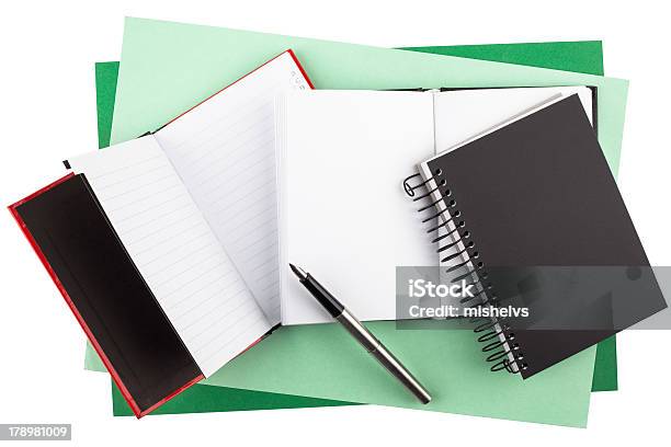 Notebooks E Uma Canetatinteiro Sobre Papel Texturizado - Fotografias de stock e mais imagens de Agenda Pessoal