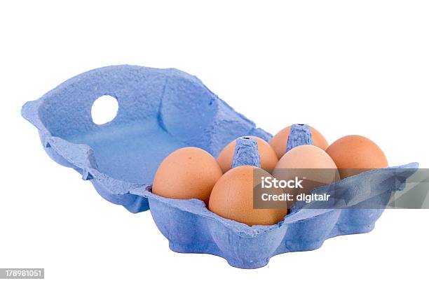 Caja De Cartón De Huevos De Pascua Con Seis Marrón Foto de stock y más banco de imágenes de Alimento - Alimento, Azul, Blanco - Color