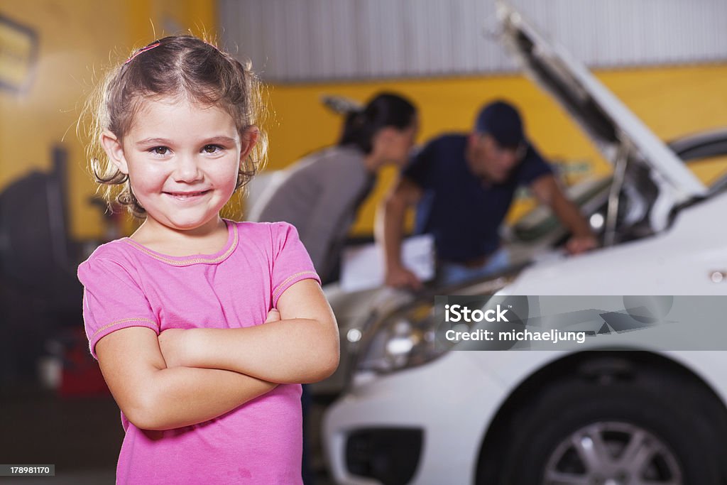 Linda niña espera para la madre - Foto de stock de Coche libre de derechos