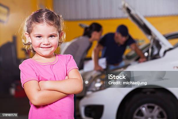 Linda Niña Espera Para La Madre Foto de stock y más banco de imágenes de Coche - Coche, Esperar, Garaje de reparación