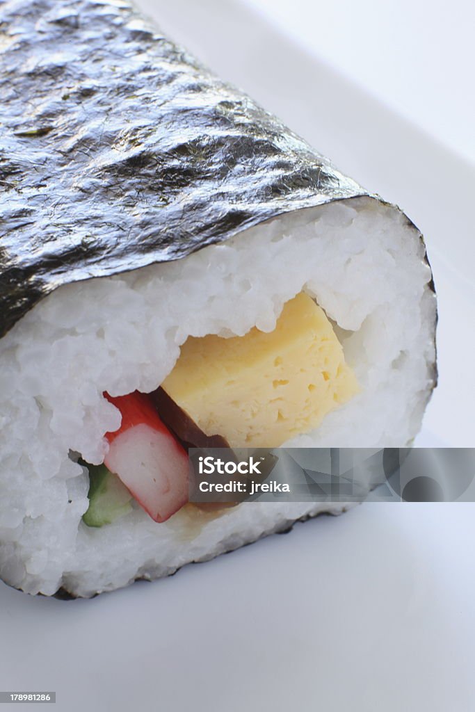 close-up de Ehomaki sushi roll - Foto de stock de Alga marinha royalty-free