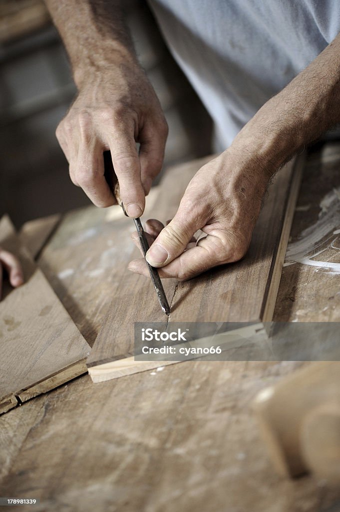 Hombre manos con carpintero avión sobre fondo de madera - Foto de stock de Actividad libre de derechos