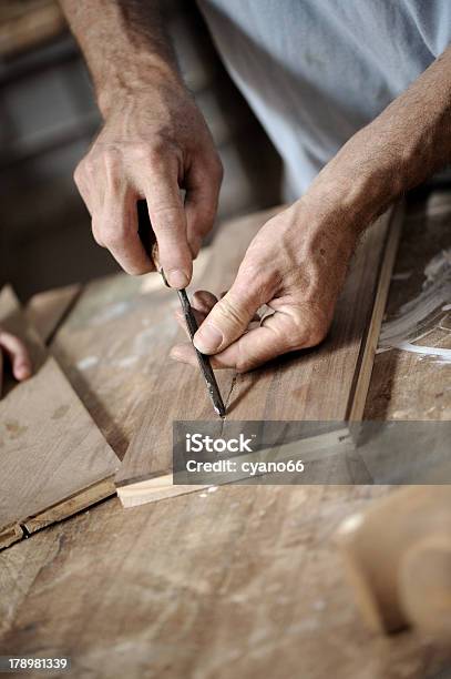 Hombre Manos Con Carpintero Avión Sobre Fondo De Madera Foto de stock y más banco de imágenes de Actividad